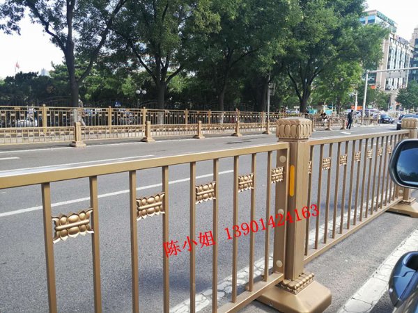 长安街中心护栏 建筑结构钢板 金色隔离栏生产制造商