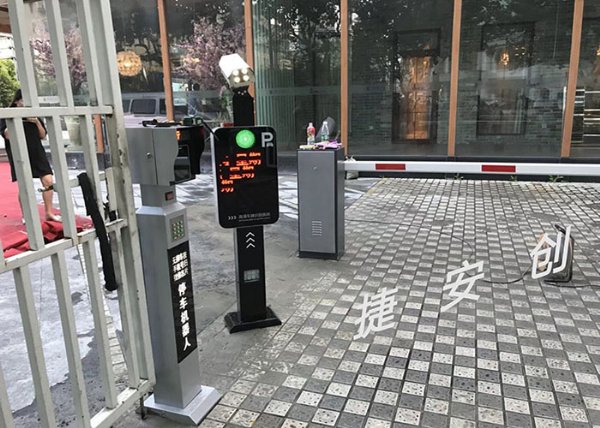 微信支付宝支付开闸起杆快速 智能停车管理机器人 无人值守收费系统
