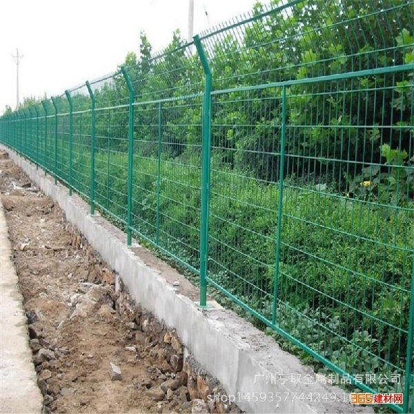 养殖养鸡钢丝防护网荷兰隔离网 高速公路护栏网围墙 双边铁丝网围栏