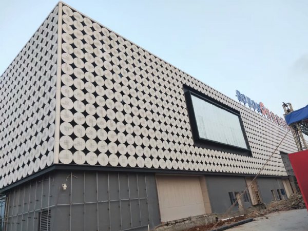 广西南宁博皇家居馆外墙白色冲孔铝单板 幕墙装饰 特种建材