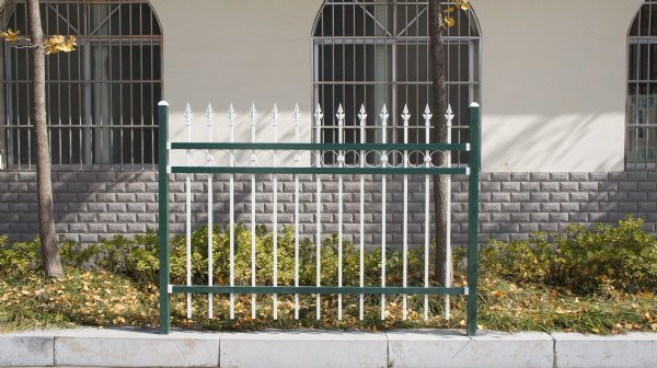 特种建材 玻璃钢草坪护栏的优势性能及如何安装1